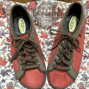 KEEN 100% Vulcanized Footwear Red Canvas & Taupe Suede & trim/Size 9